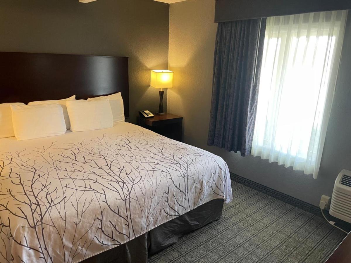 King Suite at Eastland Suites Extended Stay Hotel & Conference Center