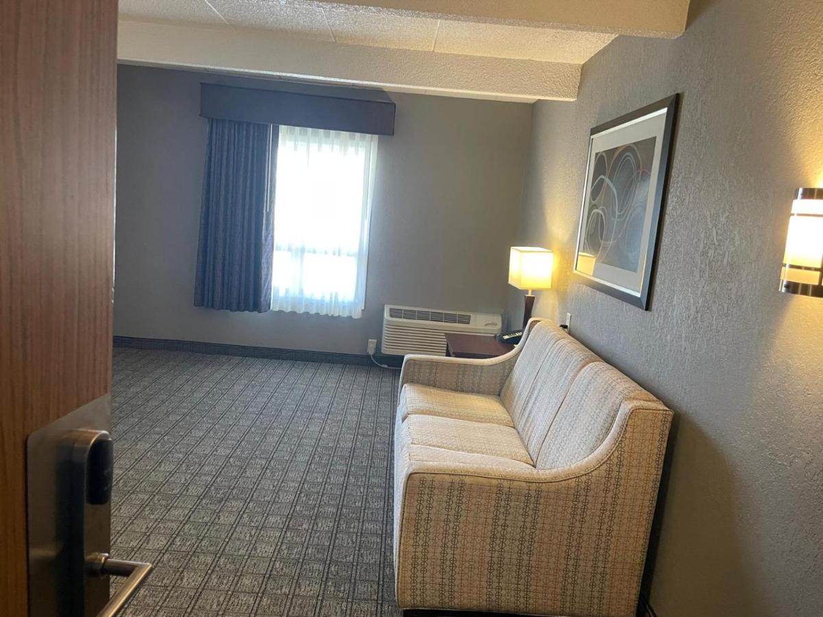 King Suite at Eastland Suites Extended Stay Hotel & Conference Center