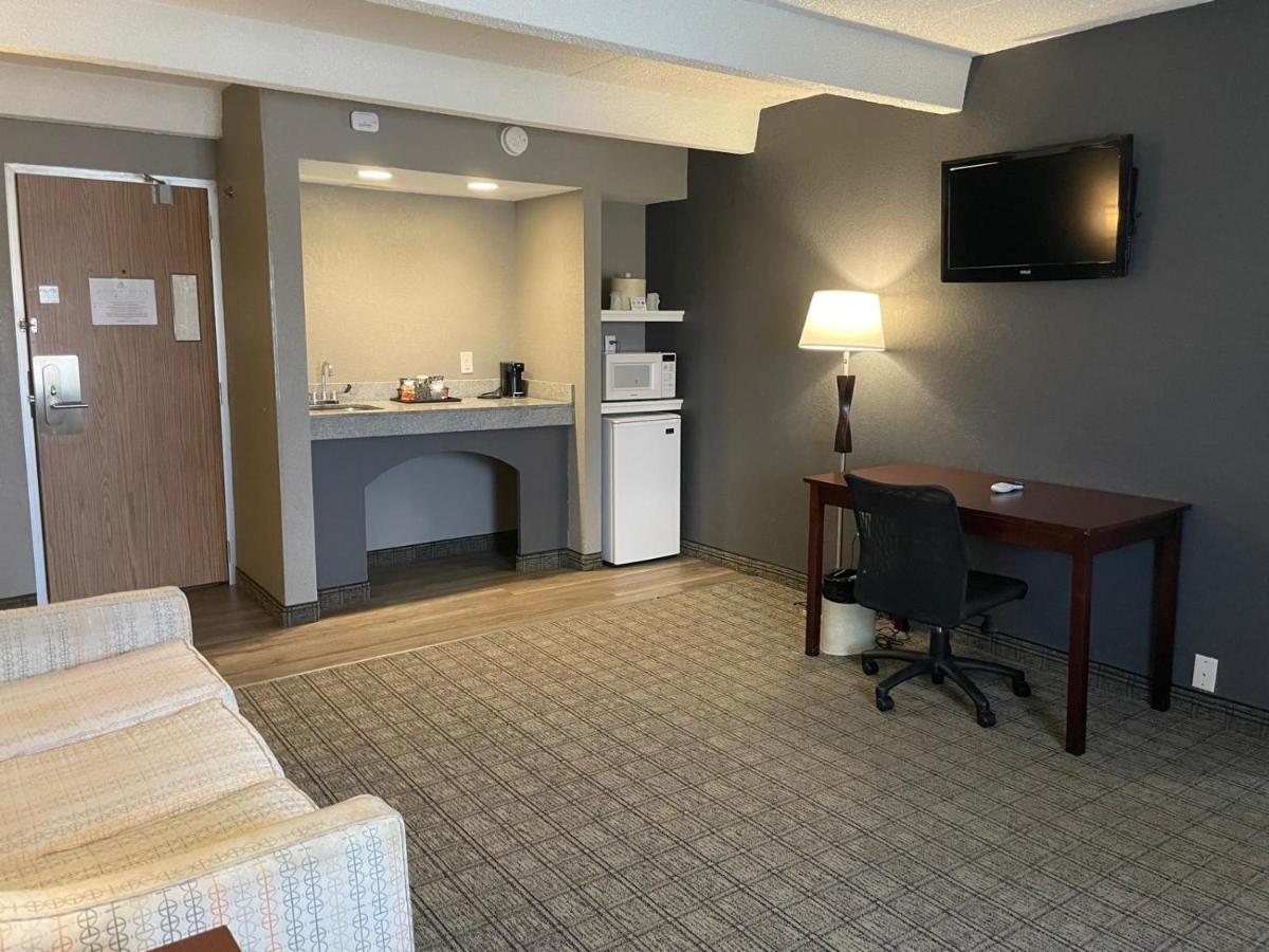 King Suite at Eastland Suites Extended Stay Hotel & Conference Center