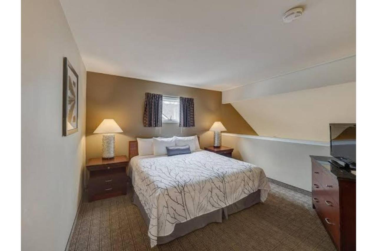 Deluxe Suite at Eastland Suites Extended Stay Hotel & Conference Center