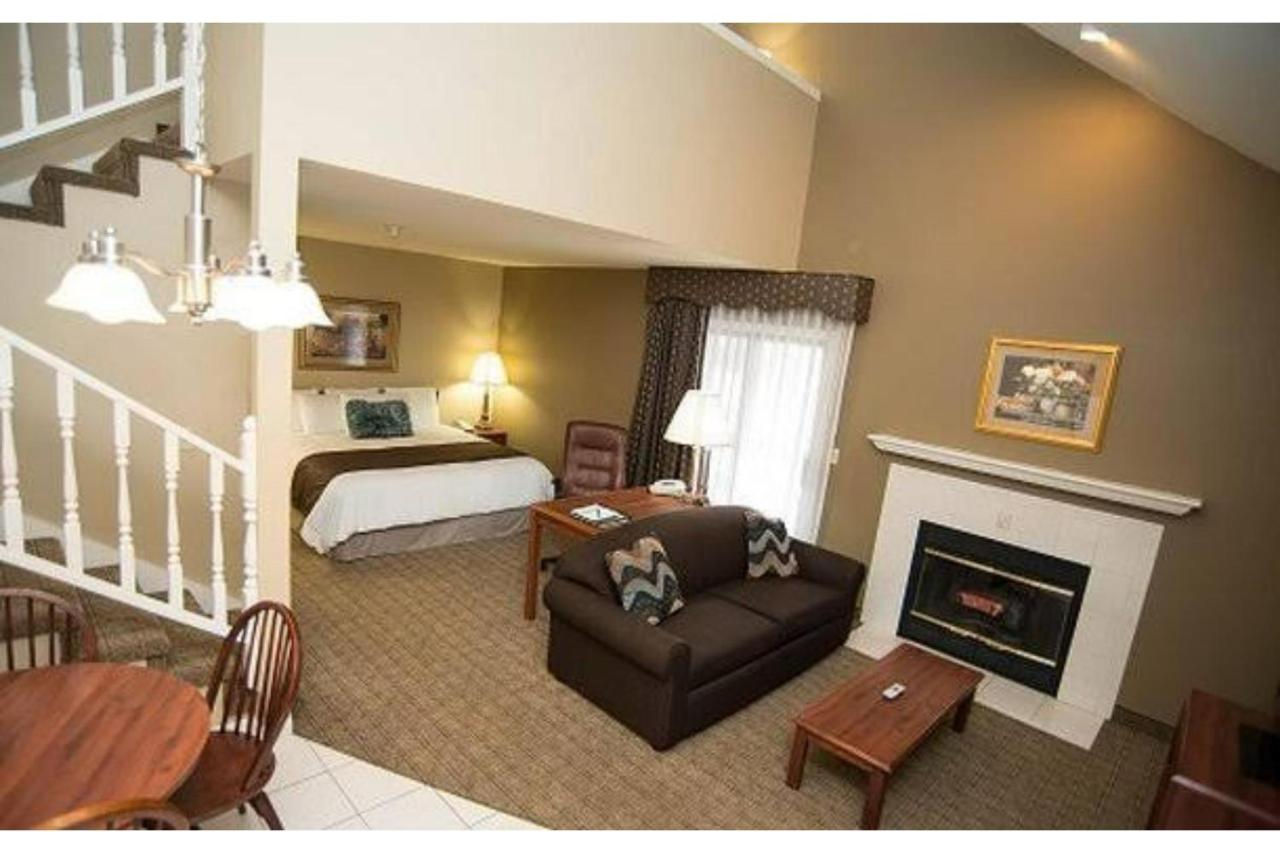 Deluxe Suite at Eastland Suites Extended Stay Hotel & Conference Center