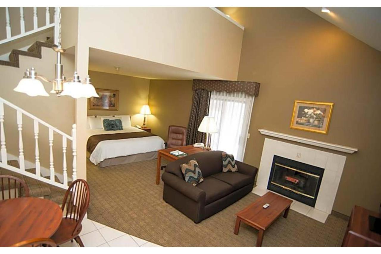 Deluxe Suite at Eastland Suites Extended Stay Hotel & Conference Center