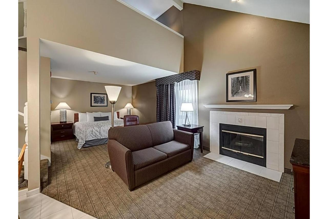Deluxe Suite at Eastland Suites Extended Stay Hotel & Conference Center