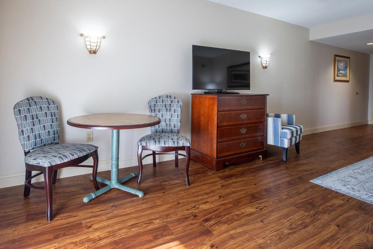 Superior King with Mountain and Water Park View - Inn at Music Road Resort Hotel and Inn