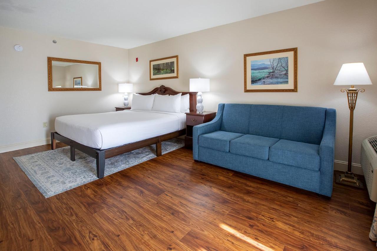 Superior King with Mountain and Water Park View - Inn at Music Road Resort Hotel and Inn