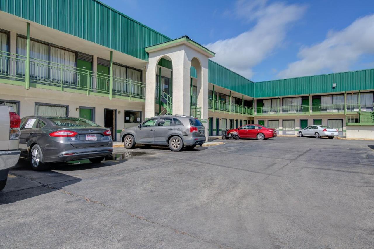 | OYO Hotel Douglas GA US-441