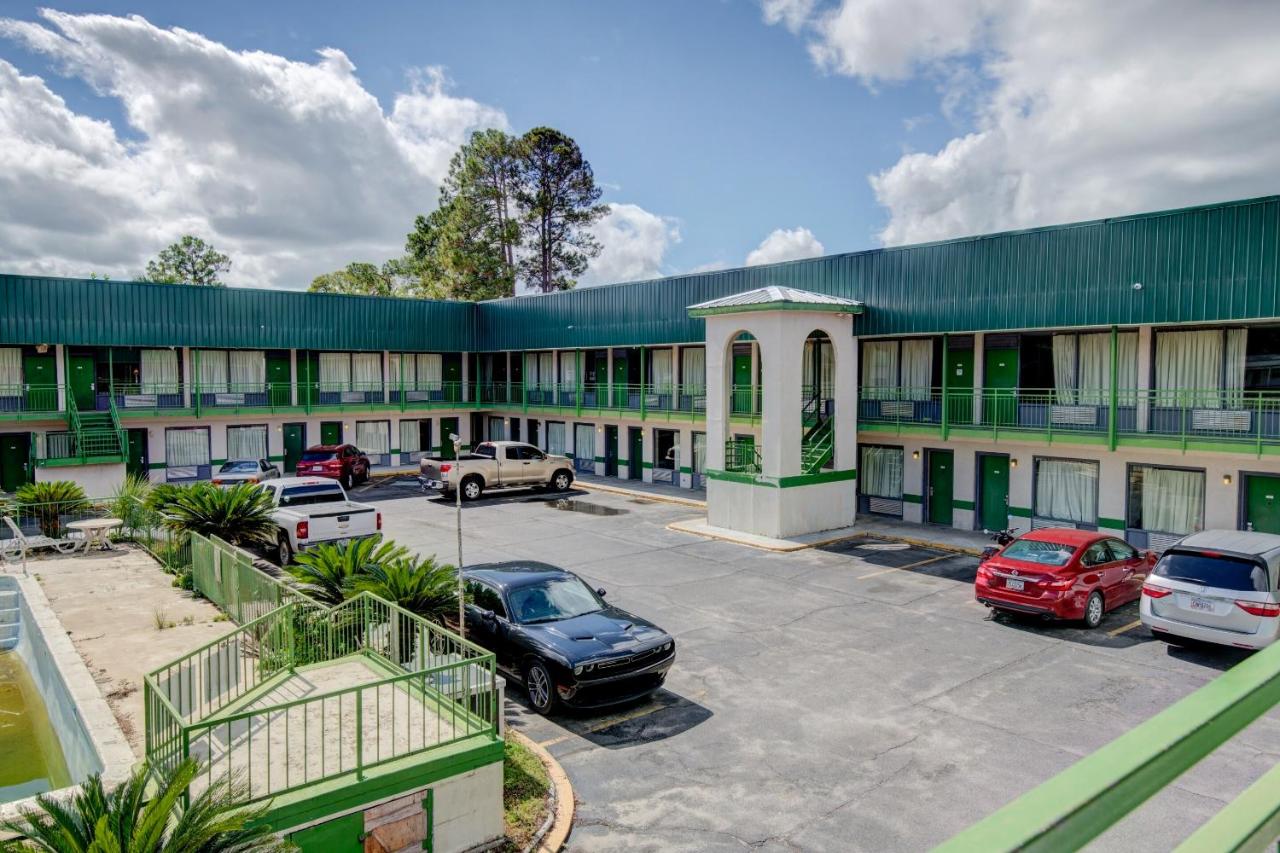 | OYO Hotel Douglas GA US-441