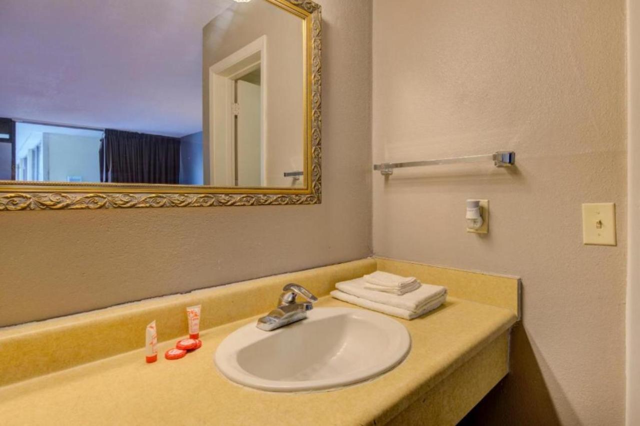 | OYO Hotel Douglas GA US-441
