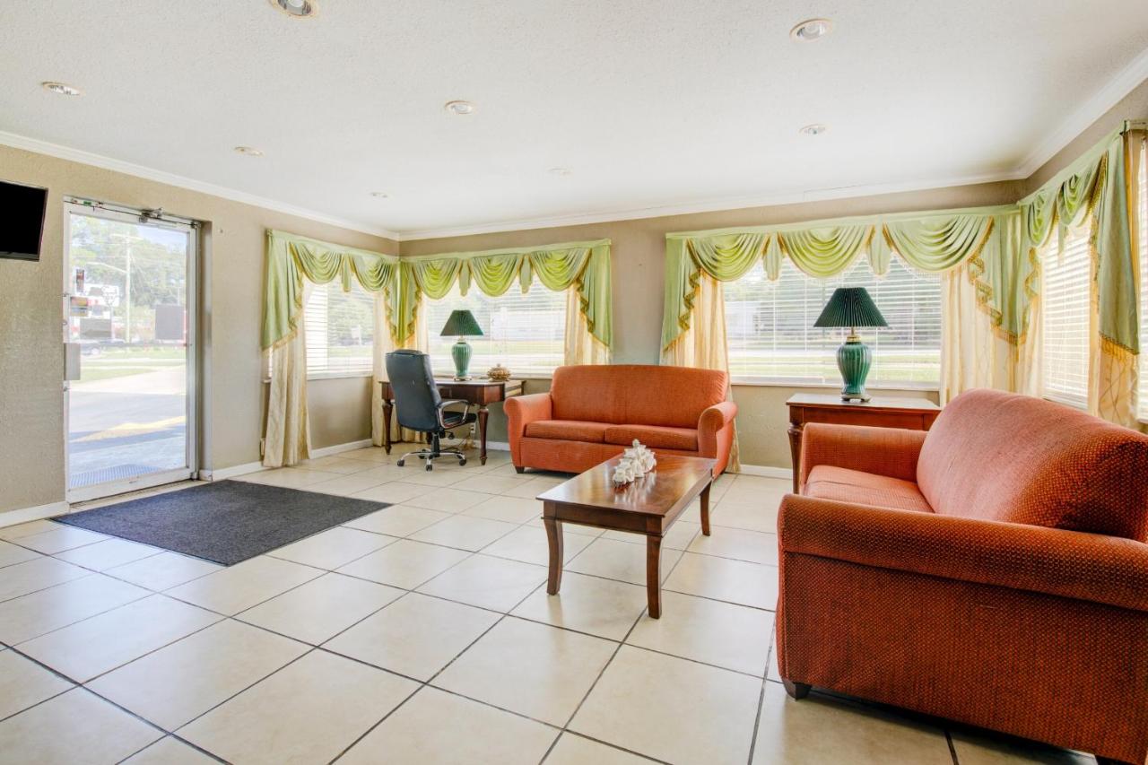 | OYO Hotel Douglas GA US-441