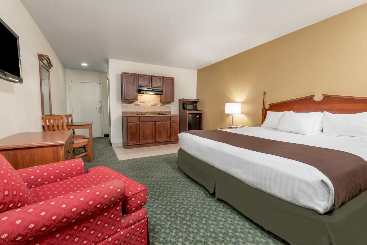 Efficiency King Room - Non-Smoking at Baymont by Wyndham Kokomo