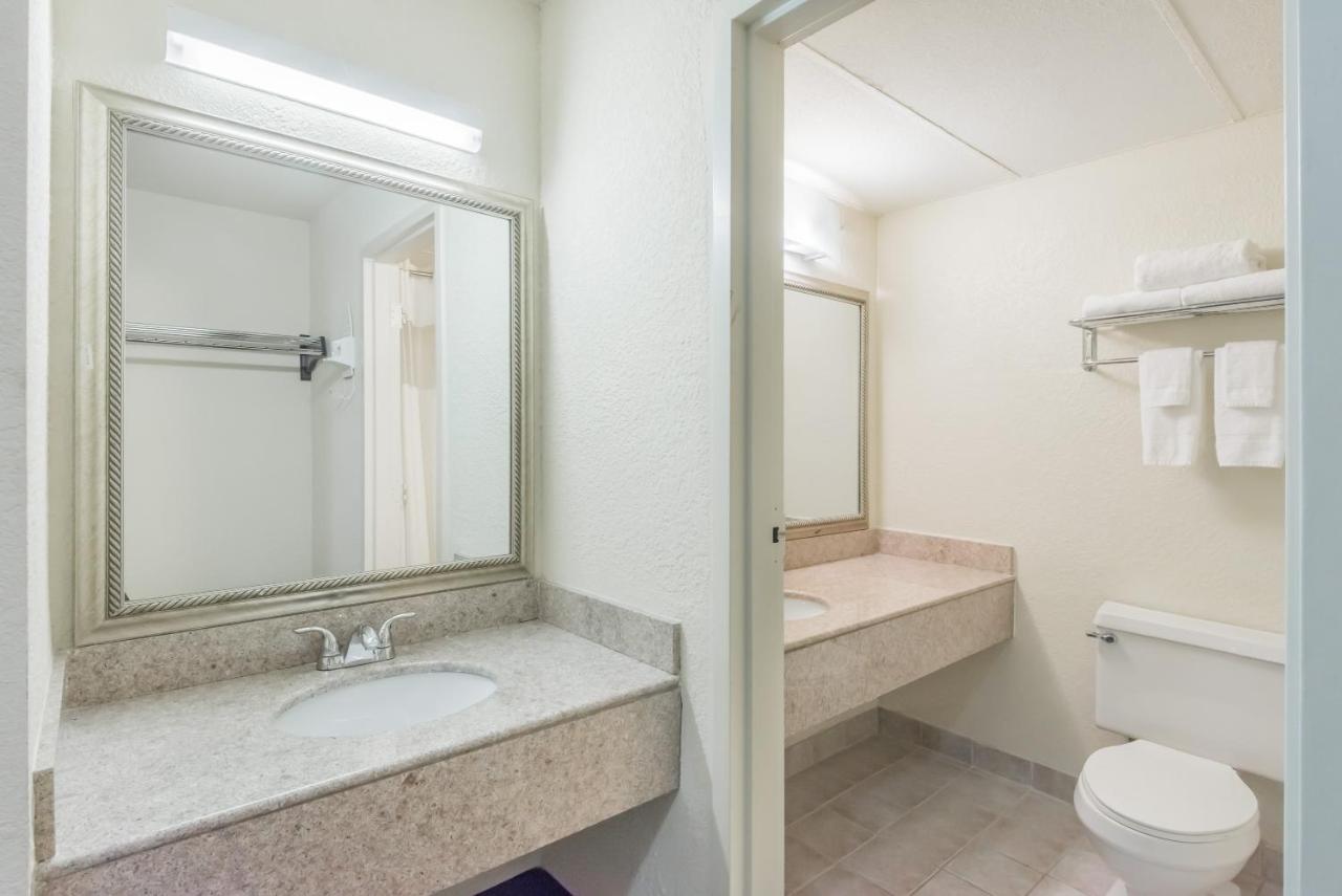 Efficiency King Room - Non-Smoking at Baymont by Wyndham Kokomo