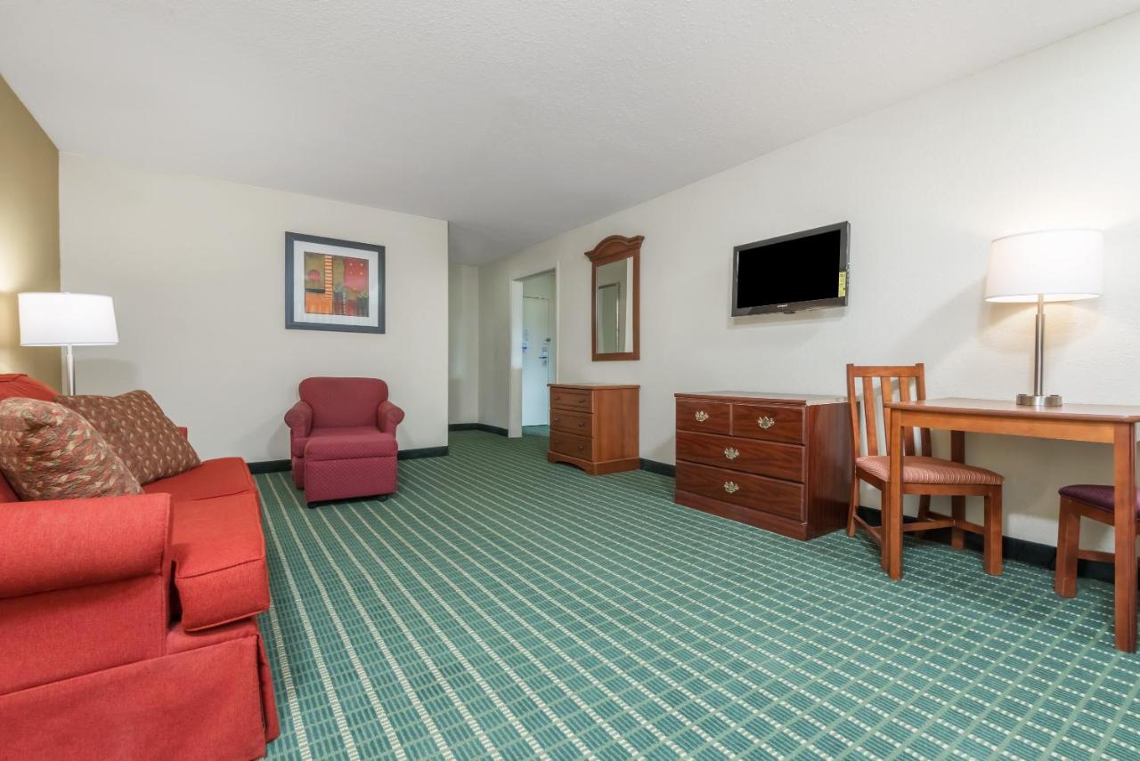 One-Bedroom Suite with 1 King Bed Non-Smoking at Baymont by Wyndham Kokomo