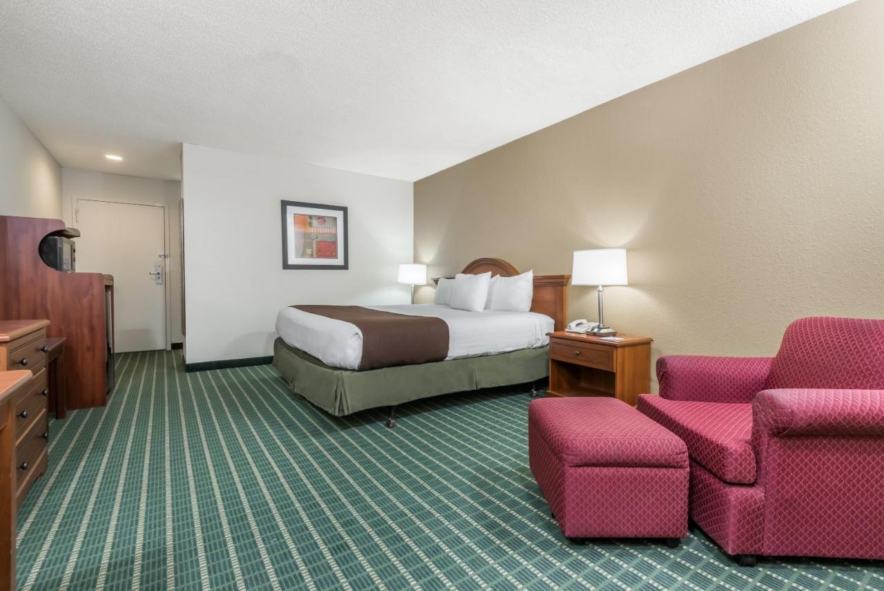 King Room - Disability Access/Non-Smoking at Baymont by Wyndham Kokomo