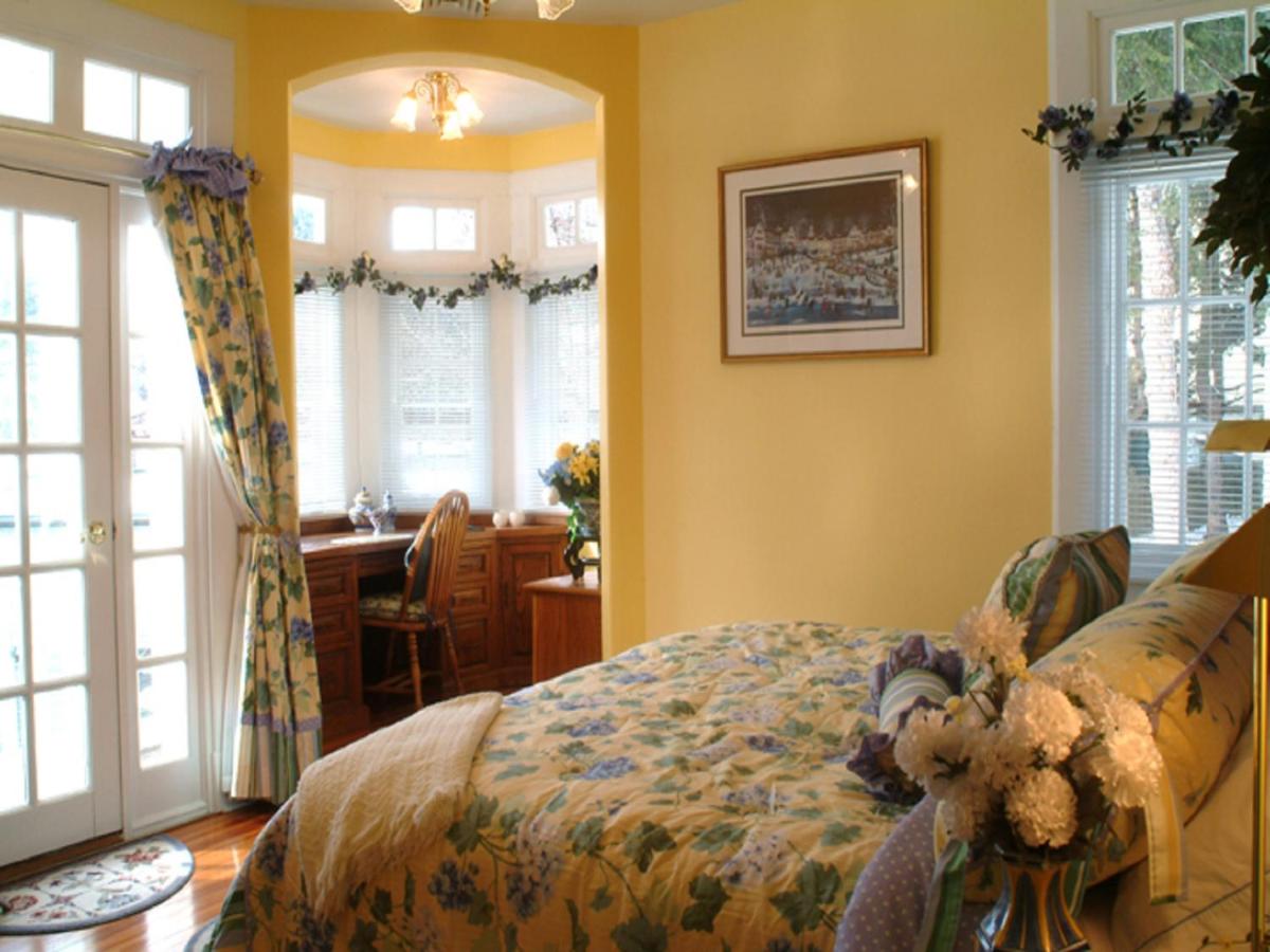 | Lake George Boathouse Waterfront Lodging