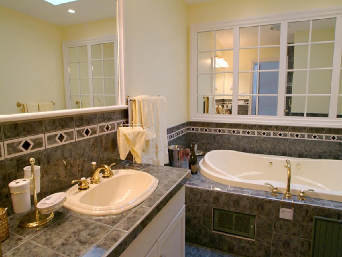 | Lake George Boathouse Waterfront Lodging