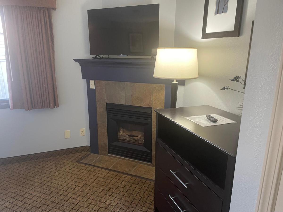 King Bed, Premier One-Bedroom Suite, Non-Smoking at AmericInn by Wyndham Hartford WI