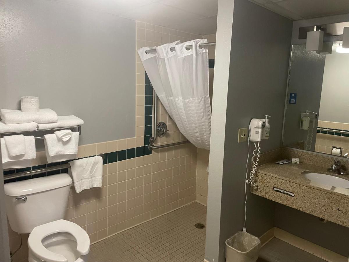 Queen Room - Mobility Access/Non-Smoking at AmericInn by Wyndham Hartford WI