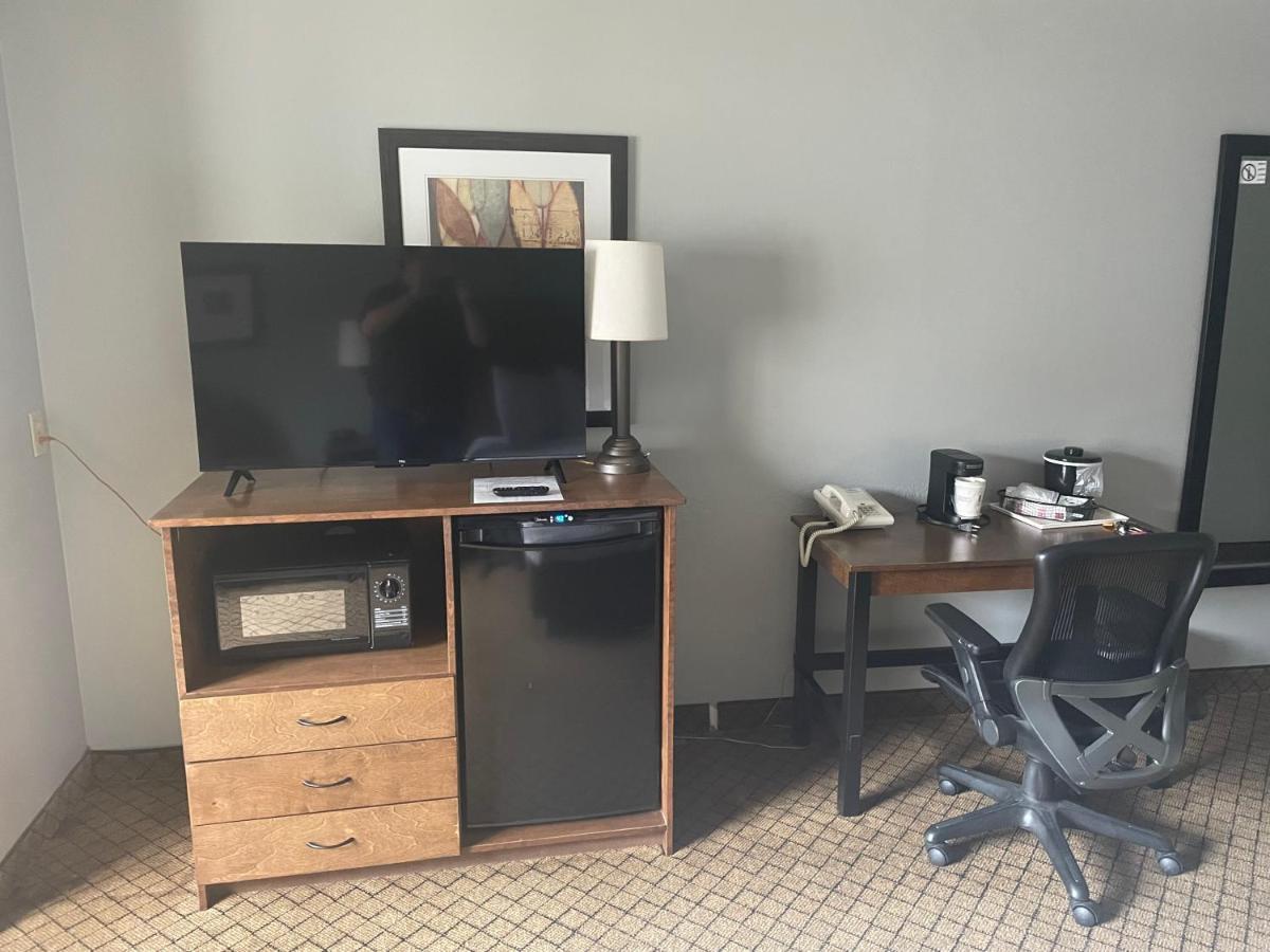 Queen Room - Mobility Access/Non-Smoking at AmericInn by Wyndham Hartford WI