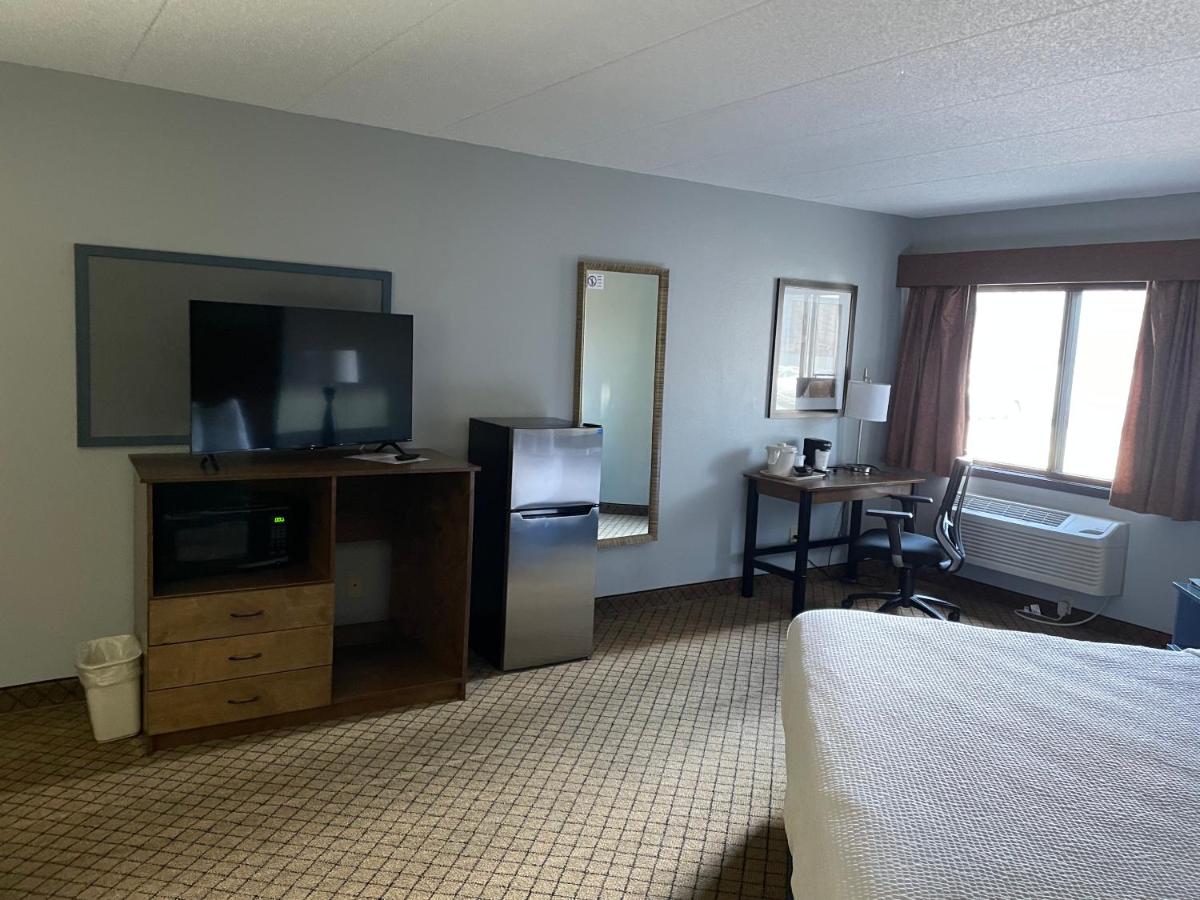 One-Bedroom King Suite - Non-Smoking at AmericInn by Wyndham Hartford WI