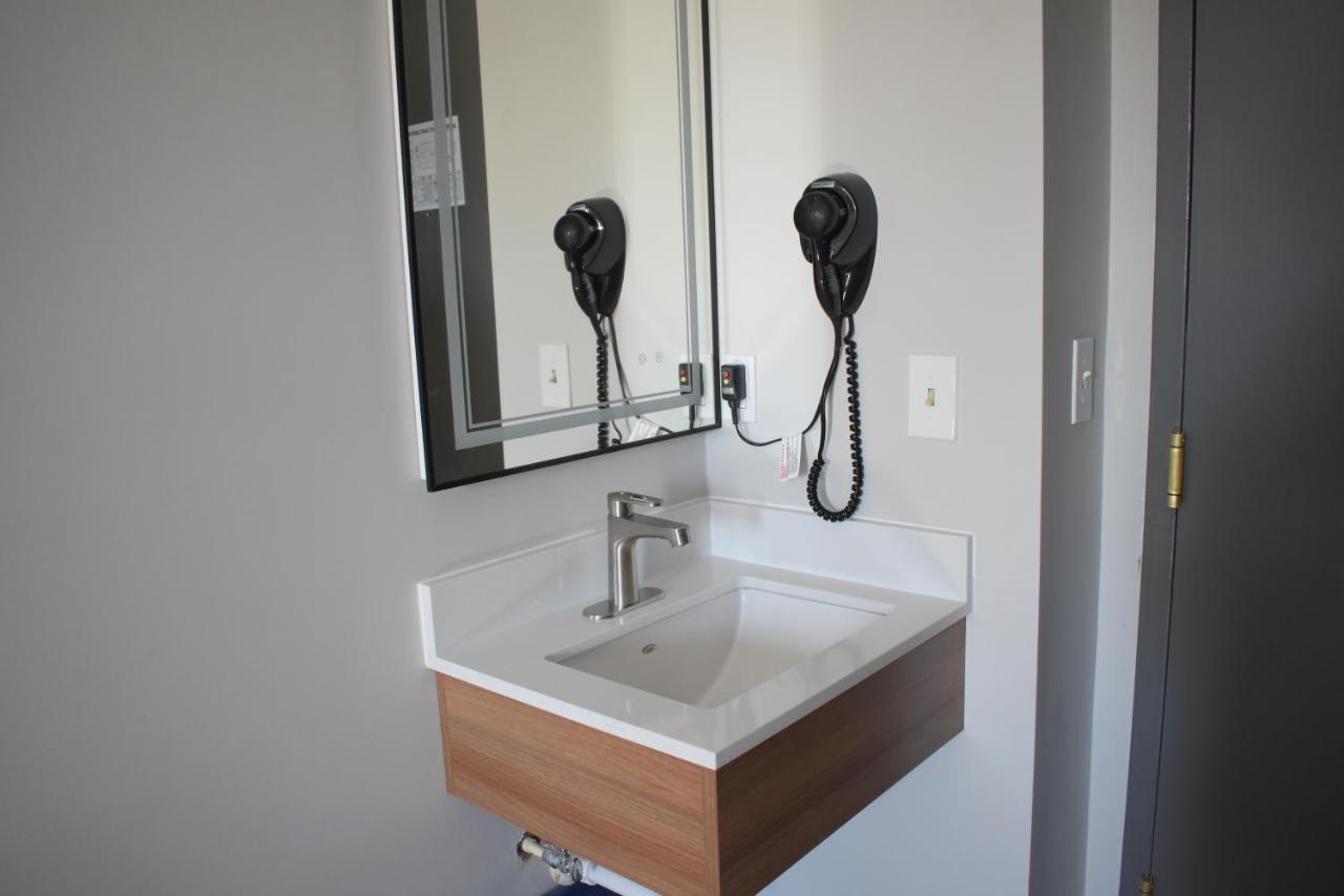 Queen Room - Non-Smoking at Microtel Inn & Suites by Wyndham Norcross
