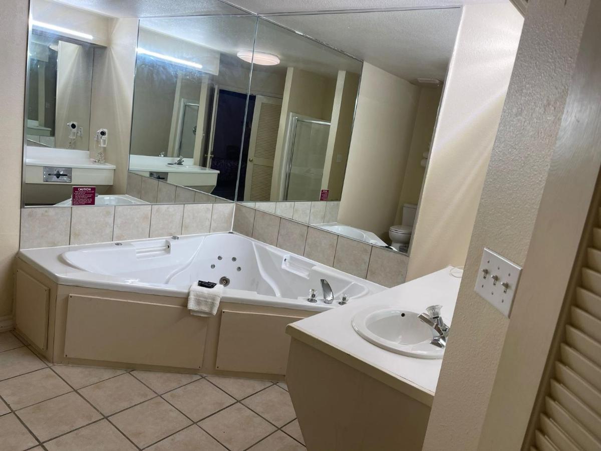 | Lakeside Inn & Suites