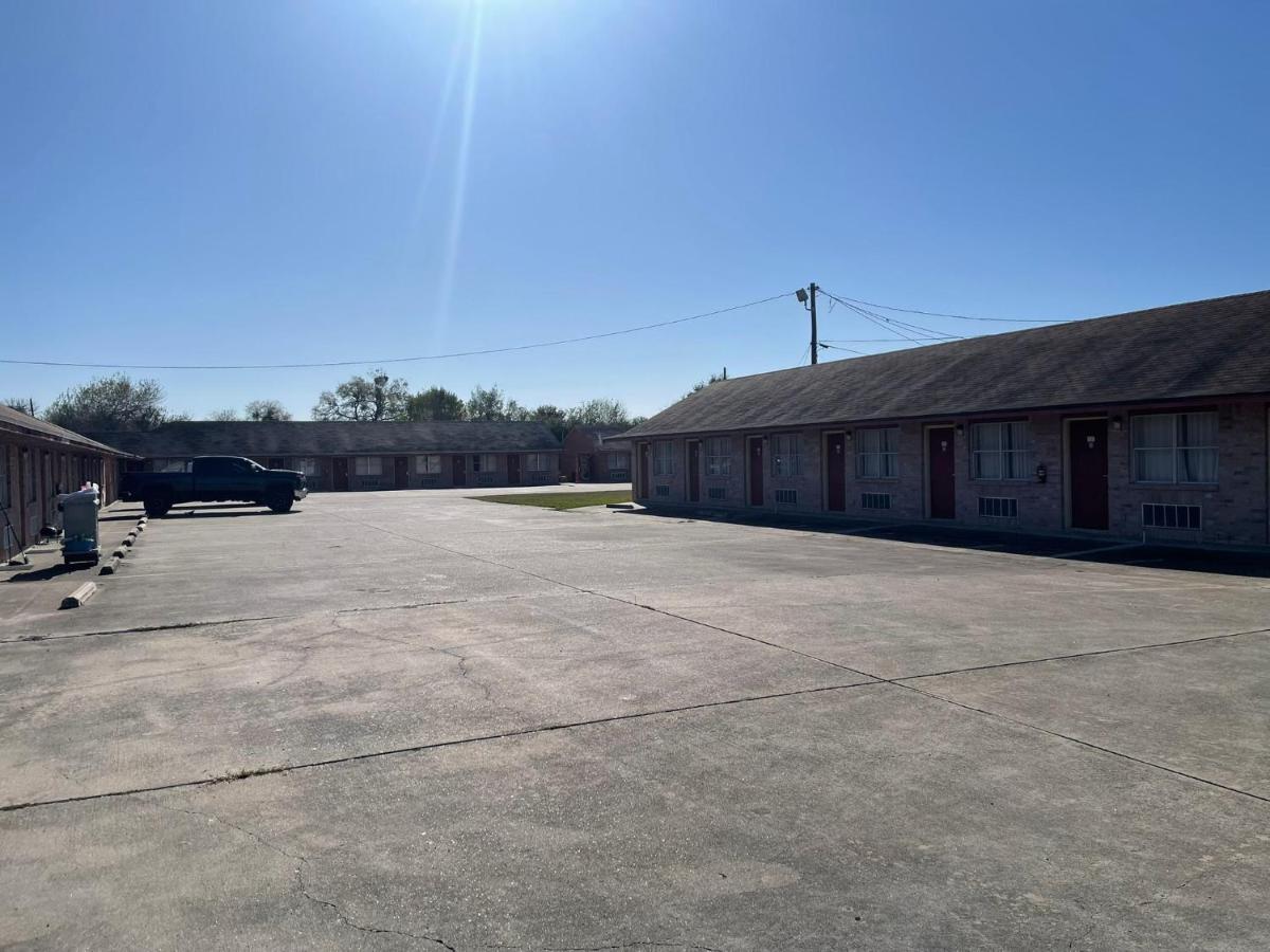 | Lakeside Inn & Suites
