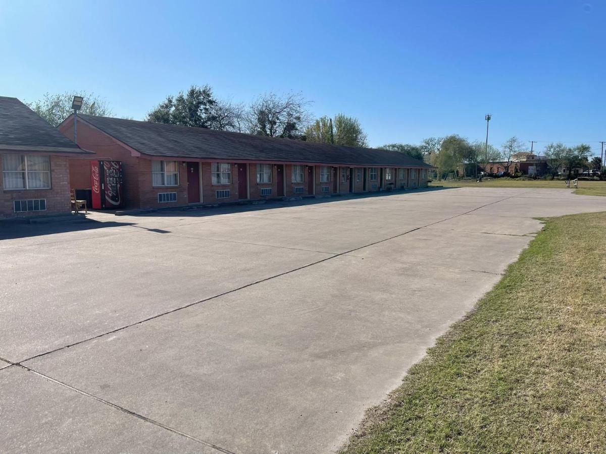 | Lakeside Inn & Suites