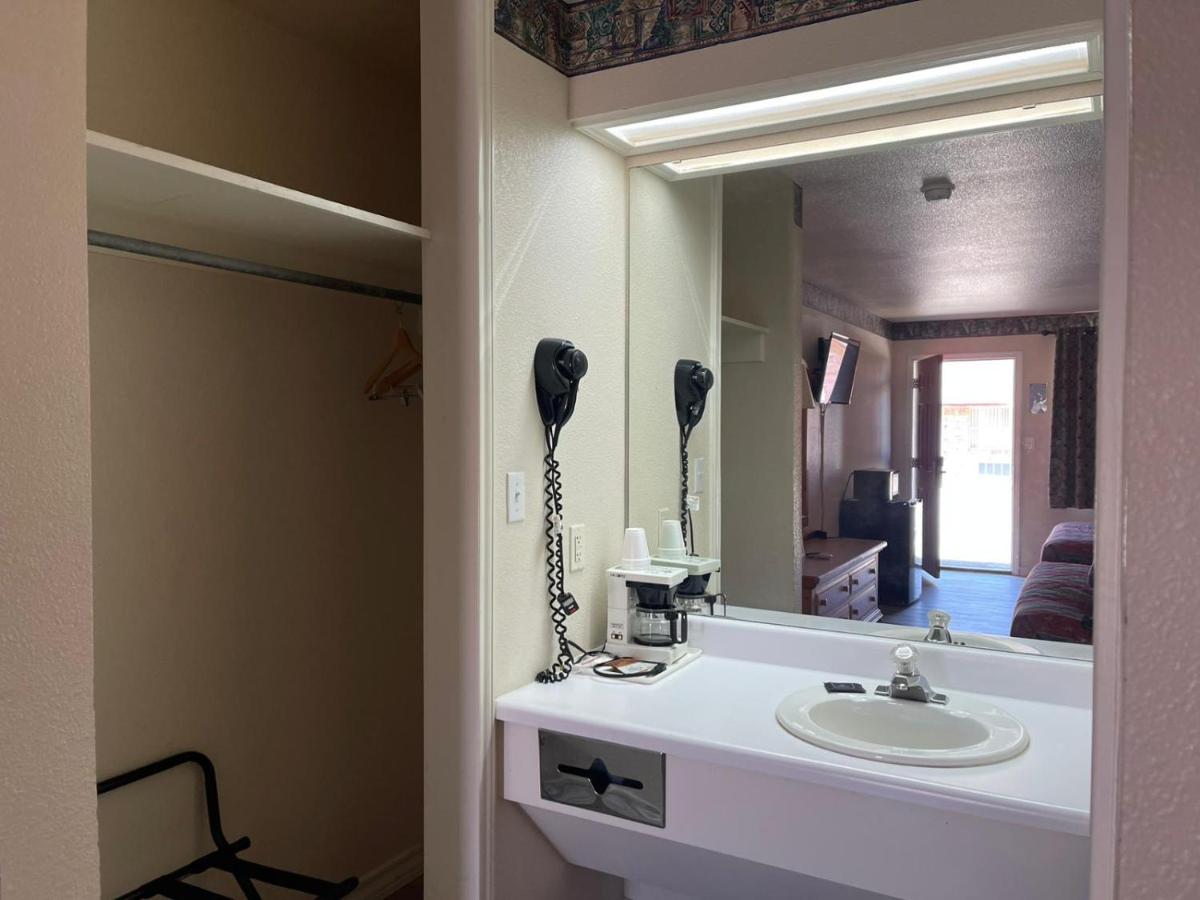 | Lakeside Inn & Suites