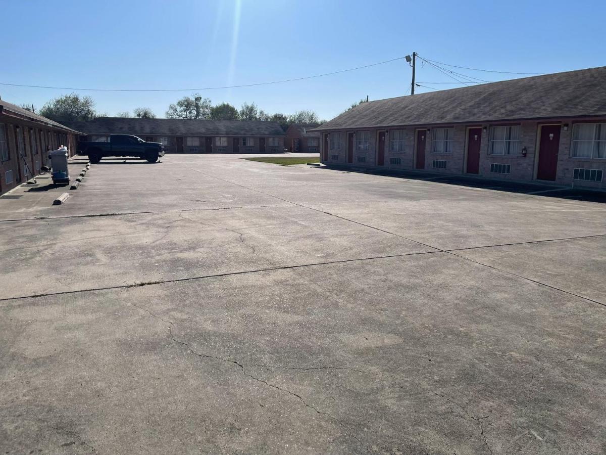 | Lakeside Inn & Suites