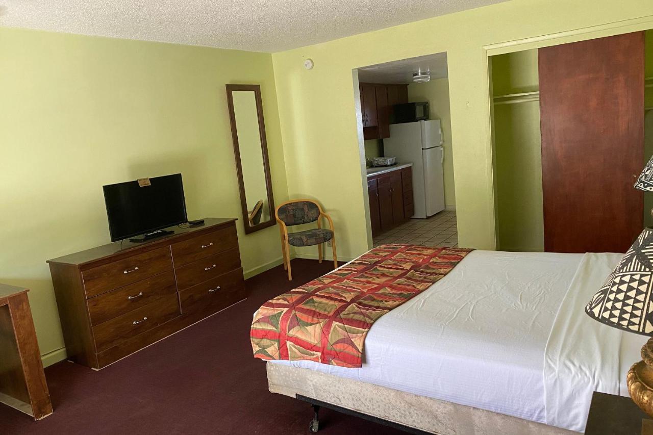 Queen Room at OYO Hotel Yuma AZ Desert Grove