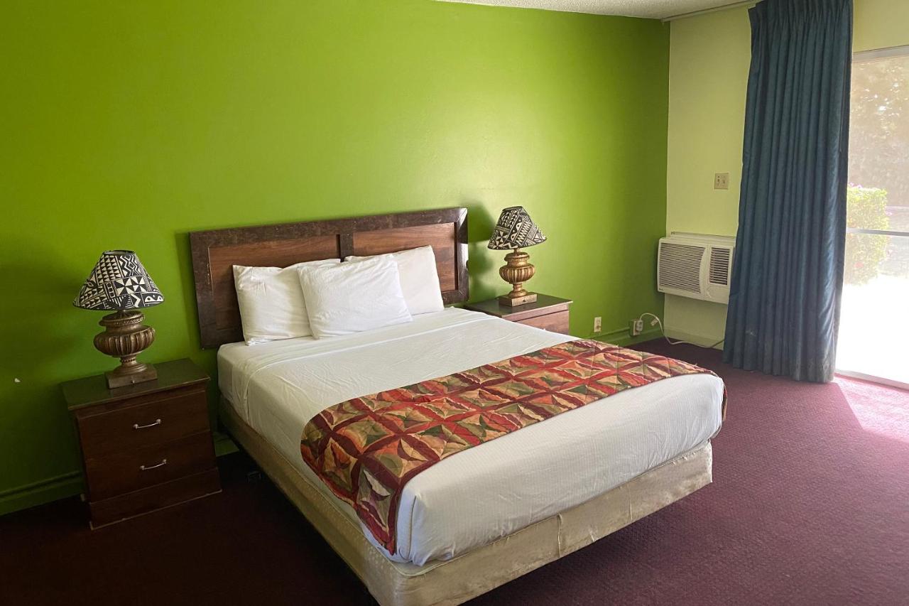 Queen Room at OYO Hotel Yuma AZ Desert Grove