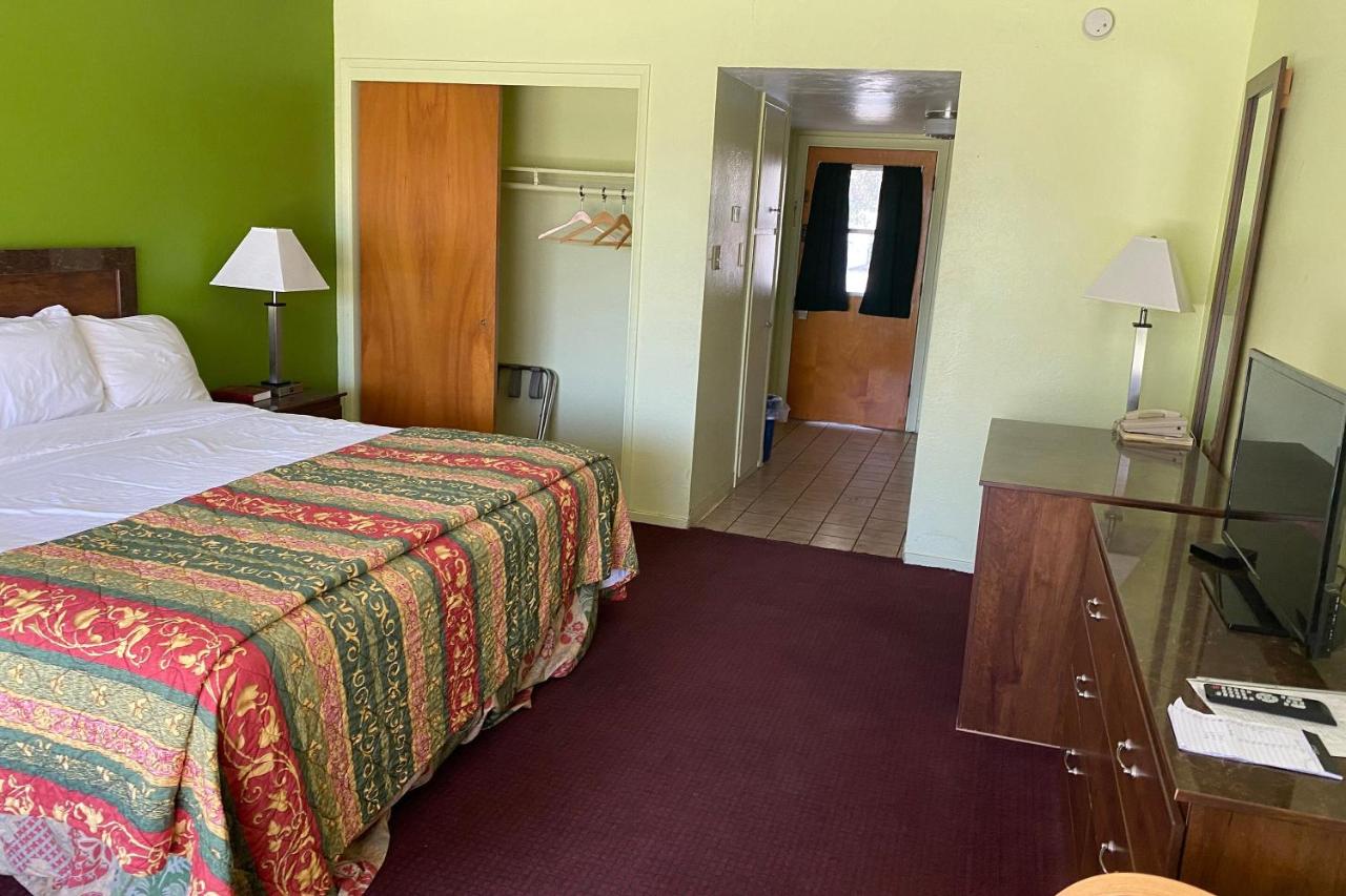 King Room at OYO Hotel Yuma AZ Desert Grove