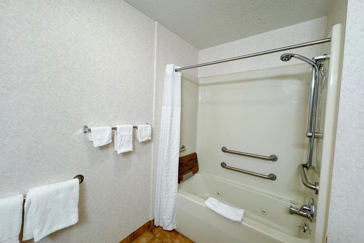  | FairBridge Inn & Suites Batavia - Darien Amusement Park