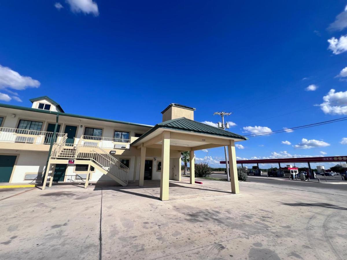 | OYO Hotel Pearsall I-35 East