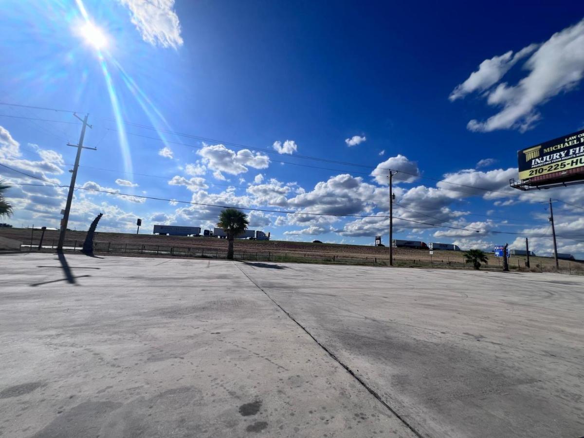 | OYO Hotel Pearsall I-35 East