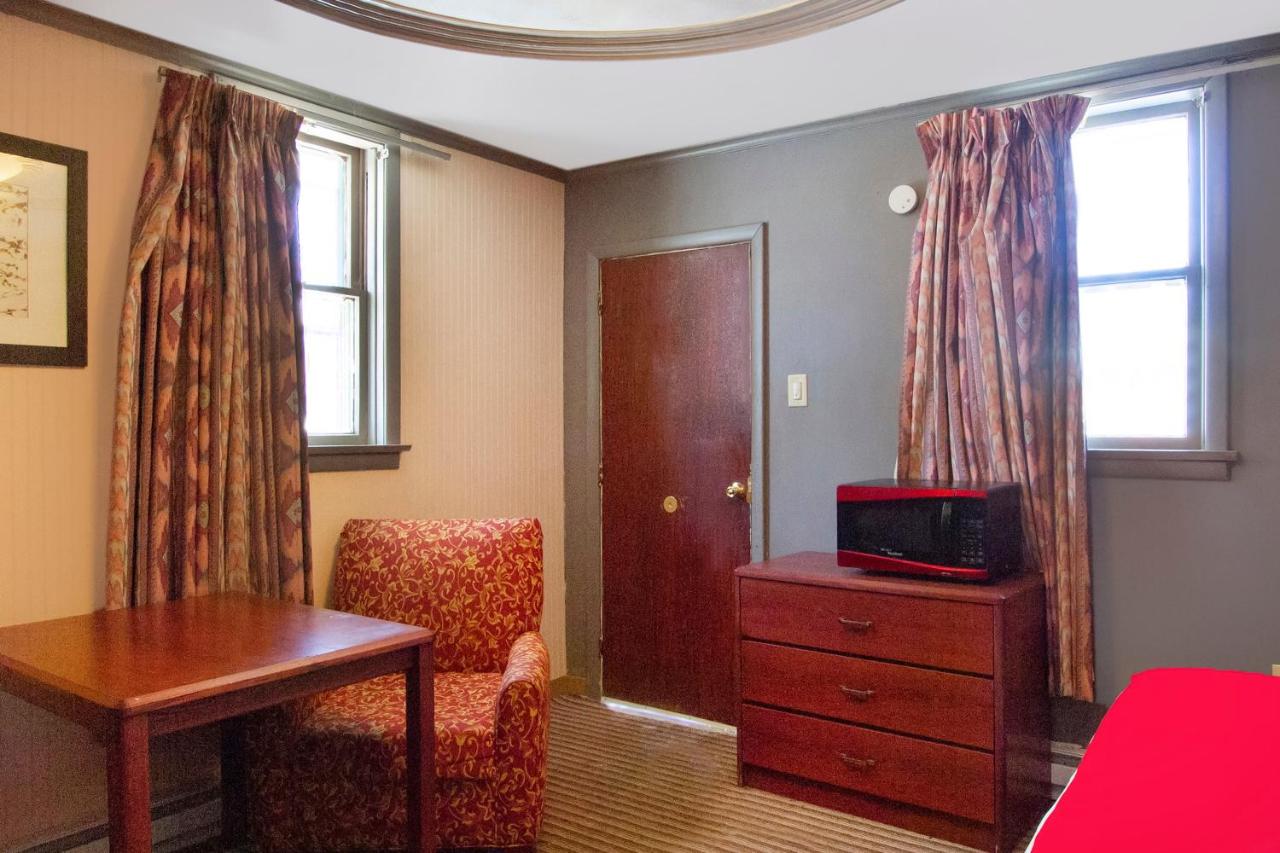 Standard Queen Room at OYO Hotel Wilkes-Barre East