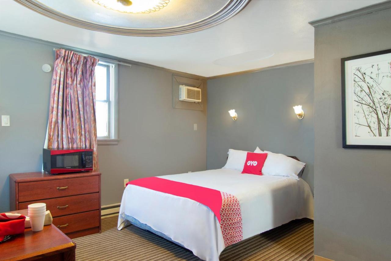 Standard Queen Room at OYO Hotel Wilkes-Barre East