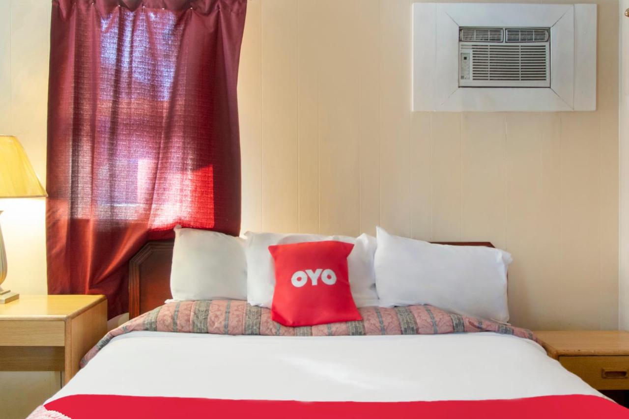 King Room at OYO Hotel Wilkes-Barre East