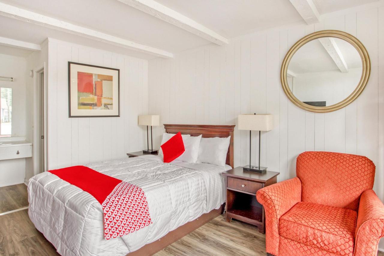 Queen Room at OYO Inn Kernersville