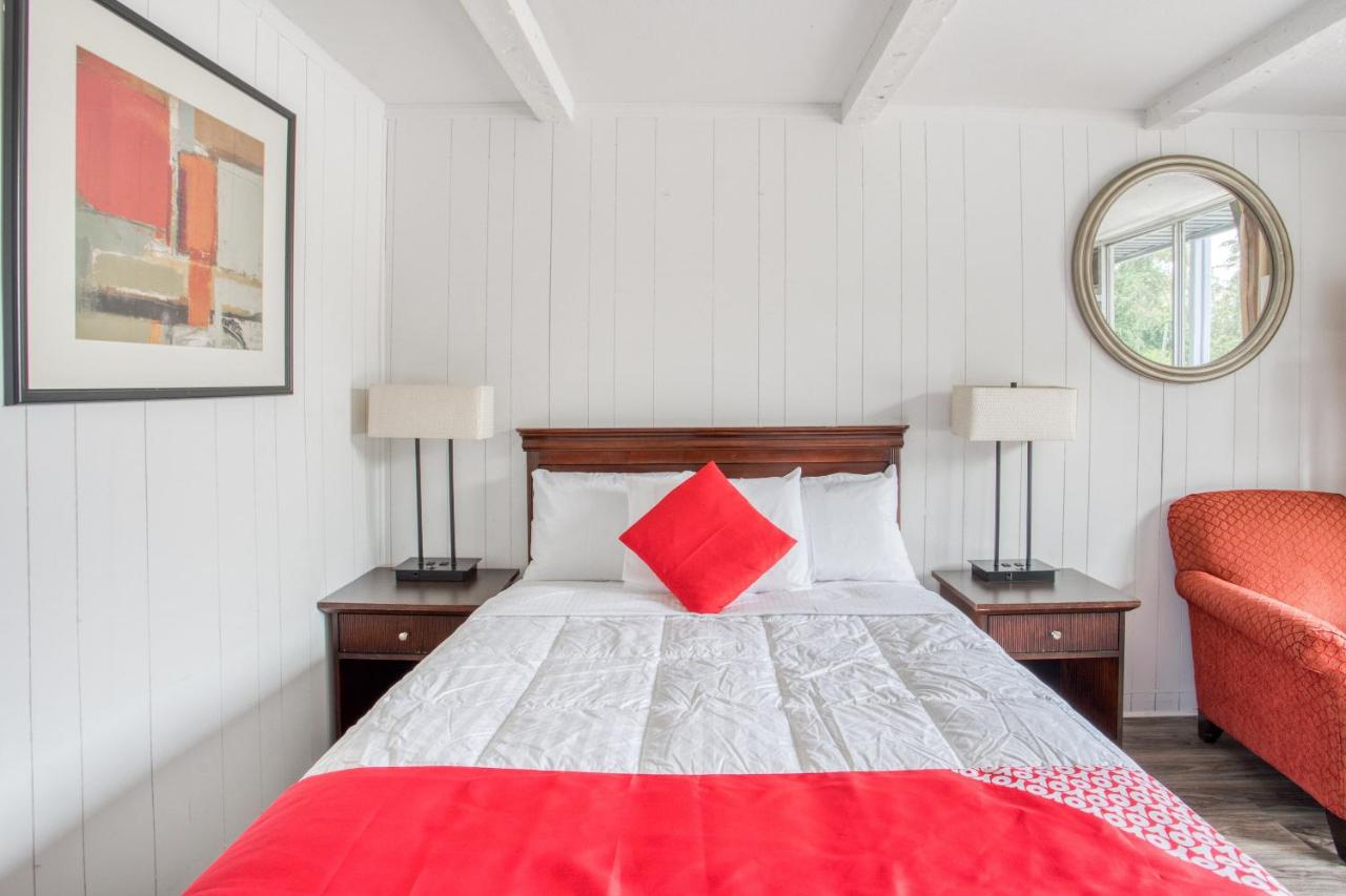Queen Room at OYO Inn Kernersville