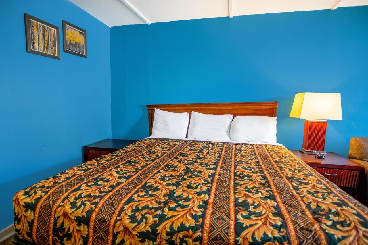 King Room at OYO Inn Kernersville