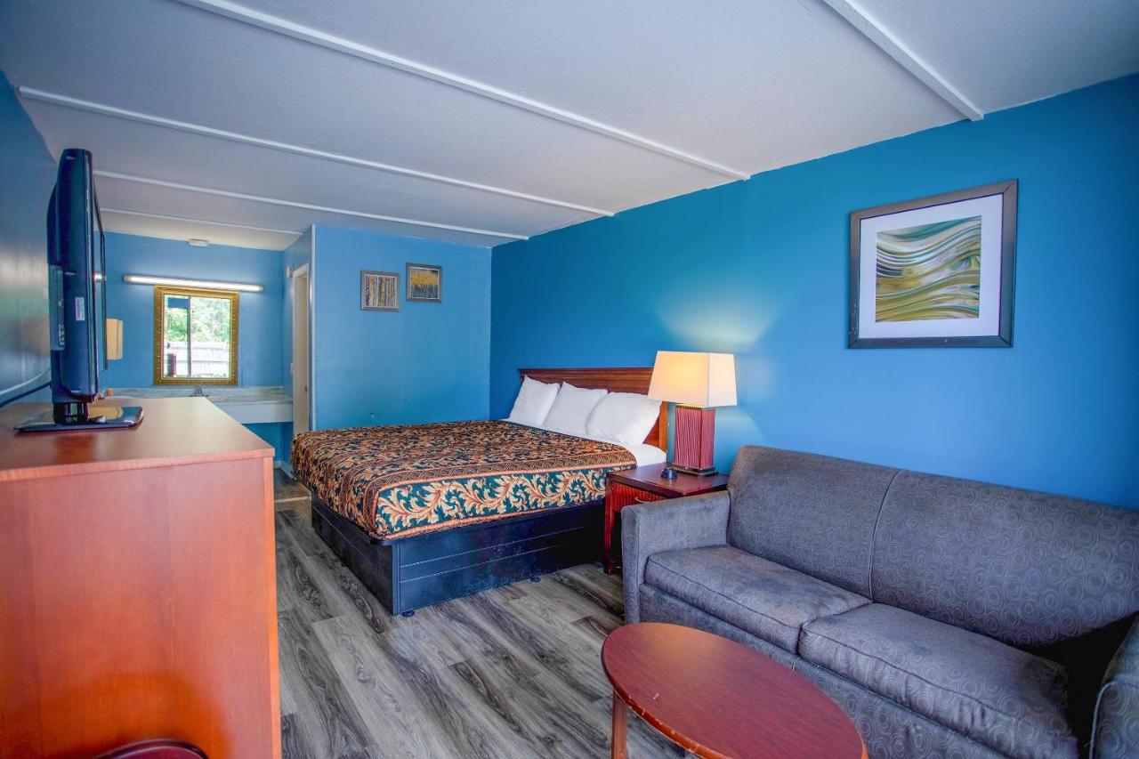 King Bed Smoking at OYO Inn Kernersville