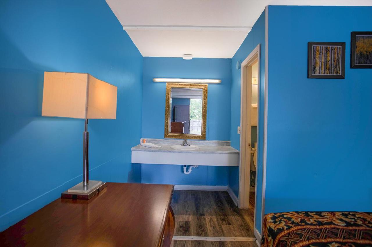 King Room at OYO Inn Kernersville