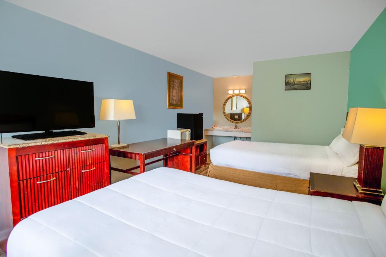 Double Room with Two Double Beds at OYO Inn Kernersville