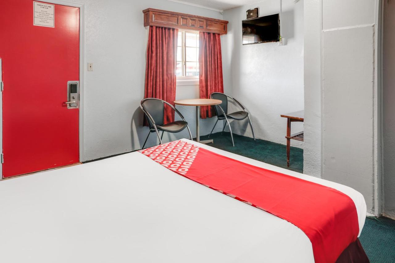 Queen Room at OYO Hotel Liberal, Kansas