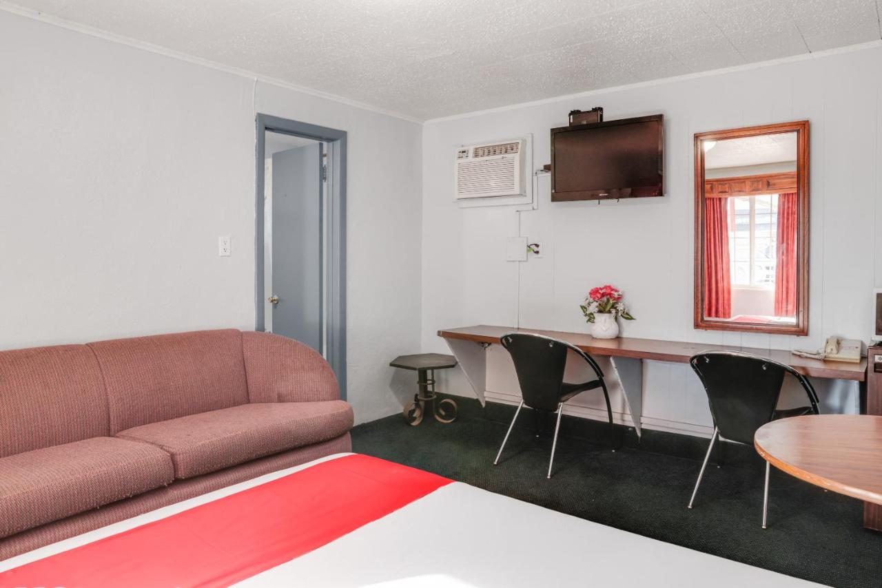 1 Queen Bed & 2 Full Bed Smoking at OYO Hotel Liberal, Kansas