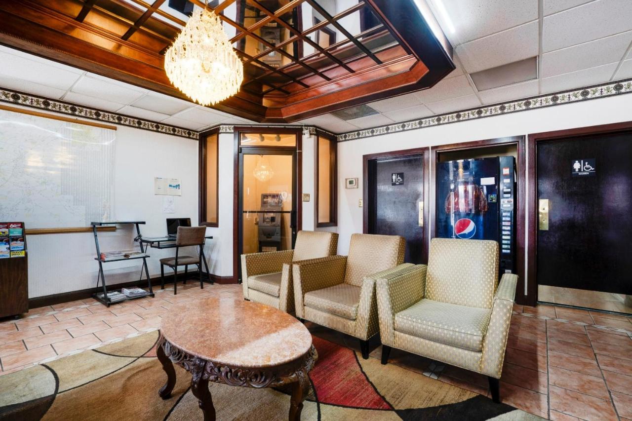 | OYO Hotel Wade/Fayetteville I-95 South