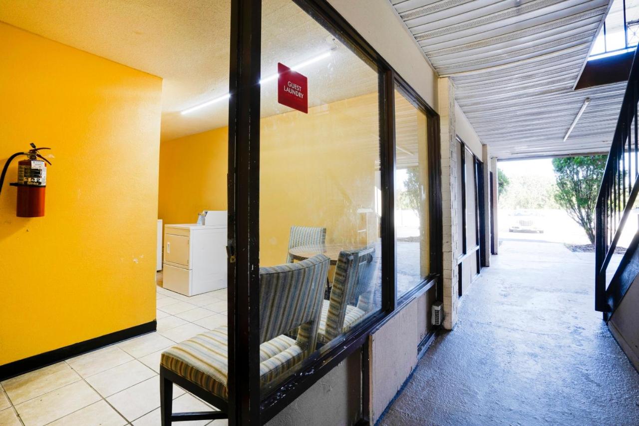 | OYO Hotel Wade/Fayetteville I-95 South