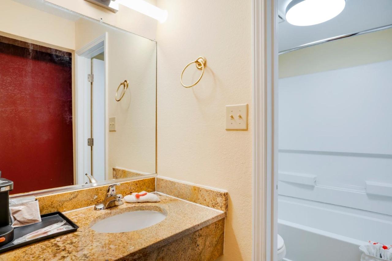 | OYO Hotel Wade/Fayetteville I-95 South