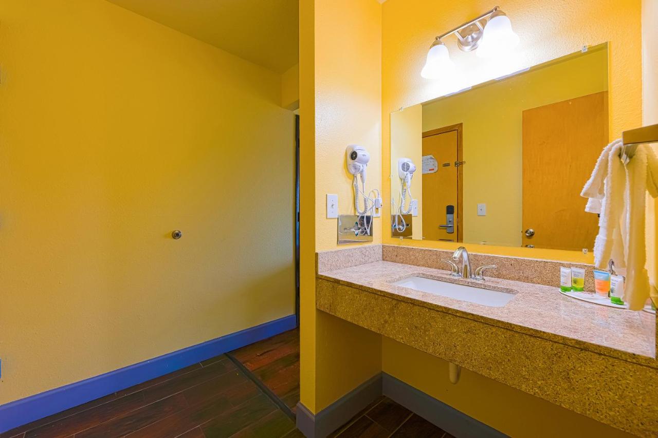 | Coastal Inn by OYO Lincoln City - Oregon Coast Hwy
